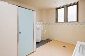 ①通所者サニタリー(男子)2つのシャワールームやトイレを備え、更衣室も別にあります。