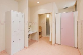 ②通所者サニタリー(女子)女性用のシャワールームやトイレ、更衣室が独立しています。