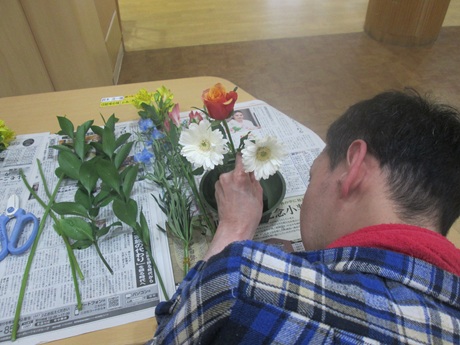 フラワーサークルにて花を生けている