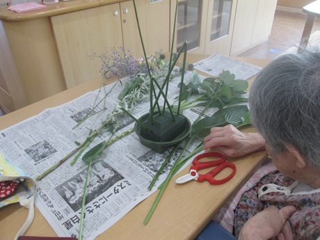 生け花中の利用者様