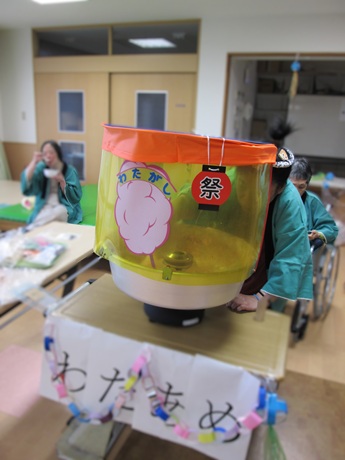 わたあめを手伝う利用者様