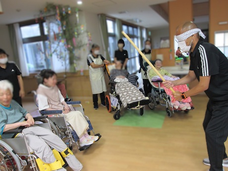 事務主任スイカ割り挑戦中