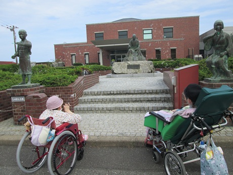 野口雨情像を見る利用者様たち