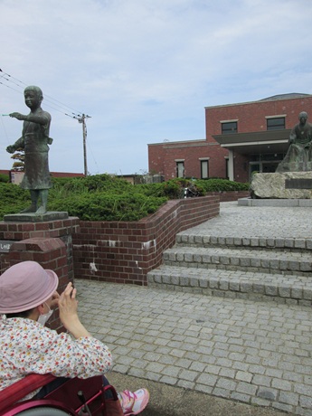 野口雨情像を見る利用者様