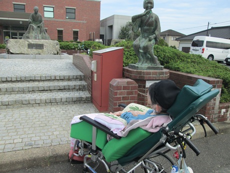 野口雨情像を見る利用者様