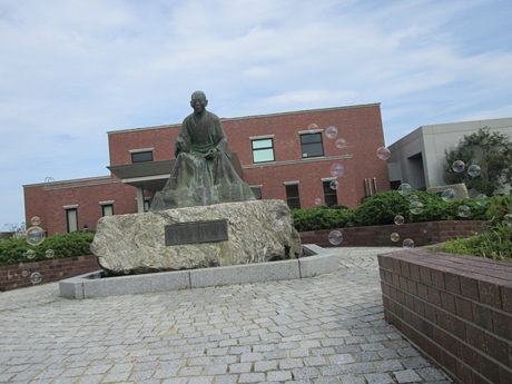 野口雨情記念館にて
野口雨情像