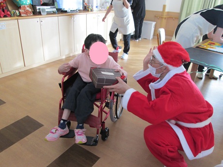 サンタさんがプレゼントを配ってくれた