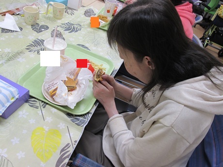 テイクアウトを楽しむ利用者様