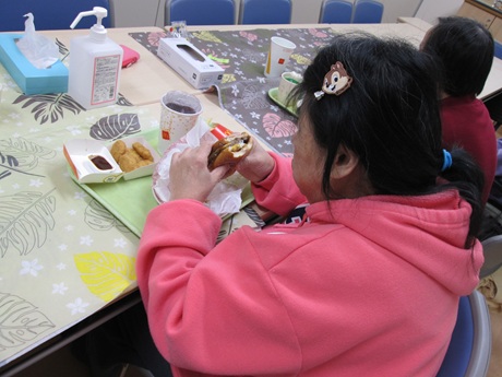 テイクアウトを楽しむ使用者様