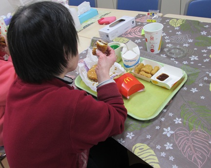 テイクアウトを楽しむ利用者様