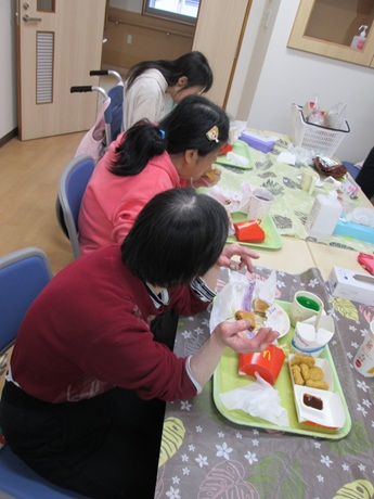 テイクアウトを楽しむ利用者様