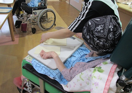 料理クラブにて。パイ生地を切っている行程。