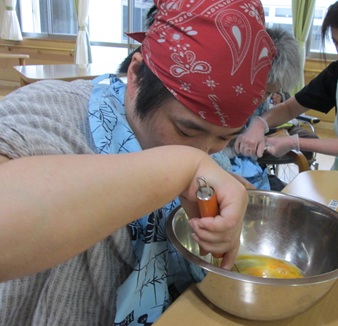 料理クラブにて。溶き卵を生地に塗る行程。