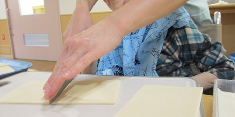 料理クラブにて。パイ生地を切っている行程。