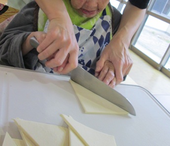 料理クラブにて。パイ生地を切っている行程。