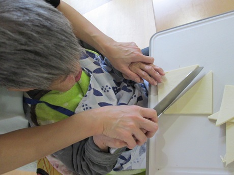 料理クラブにて。パイ生地を切っている行程。