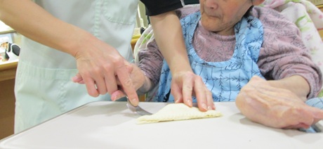 料理クラブにて。パイ生地をとじる行程。