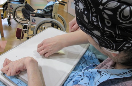 料理クラブにて。パイ生地をとじる行程。