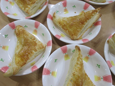 料理クラブにて。三角チョコパイの出来上がり。